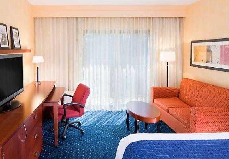 Courtyard By Marriott Baltimore